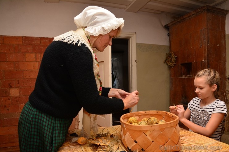 Tukumā radoši gaida Ziemassvētkus, bet Jaunpils pilī pošas Jaunā gada karnevālam 241384