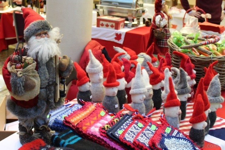 Jau 22. reizi Rīgā norisinājies tradicionālais ārzemju vēstniecību labdarības Ziemassvētku tirgus, kurā piedalījušās vairāk kā 30 ārvalstu vēstniecība 241485