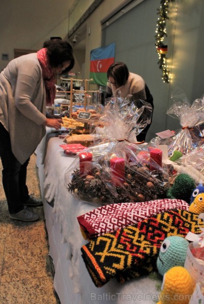 Jau 22. reizi Rīgā norisinājies tradicionālais ārzemju vēstniecību labdarības Ziemassvētku tirgus, kurā piedalījušās vairāk kā 30 ārvalstu vēstniecība 241486