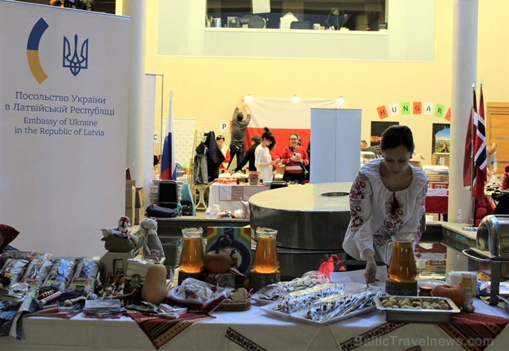 Jau 22. reizi Rīgā norisinājies tradicionālais ārzemju vēstniecību labdarības Ziemassvētku tirgus, kurā piedalījušās vairāk kā 30 ārvalstu vēstniecība 241503