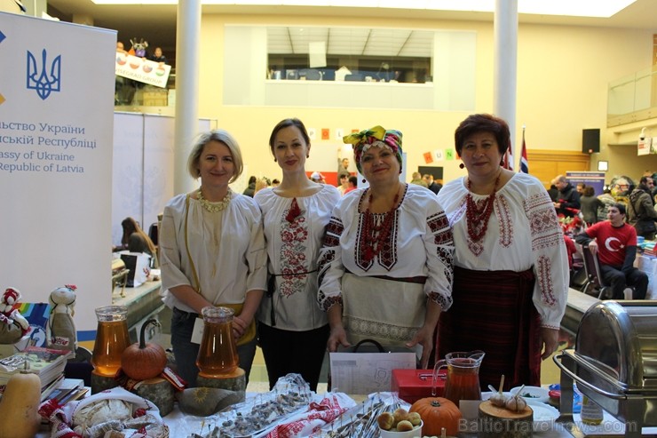 Jau 22. reizi Rīgā norisinājies tradicionālais ārzemju vēstniecību labdarības Ziemassvētku tirgus, kurā piedalījušās vairāk kā 30 ārvalstu vēstniecība 241509
