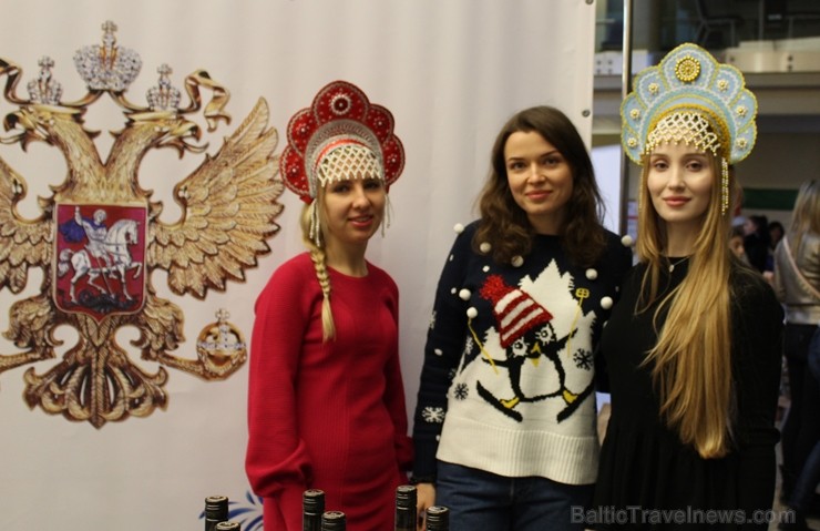 Jau 22. reizi Rīgā norisinājies tradicionālais ārzemju vēstniecību labdarības Ziemassvētku tirgus, kurā piedalījušās vairāk kā 30 ārvalstu vēstniecība 241517