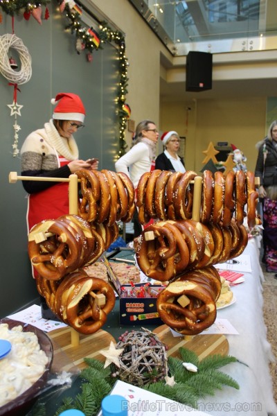 Jau 22. reizi Rīgā norisinājies tradicionālais ārzemju vēstniecību labdarības Ziemassvētku tirgus, kurā piedalījušās vairāk kā 30 ārvalstu vēstniecība Jau 22. reizi Rīgā norisinājies tradicionālais ārzemju vēstniecību labdarības Ziemassvētku tirgus, kurā piedalījušās vairāk kā 30 ārvalstu vēstniecība 241520