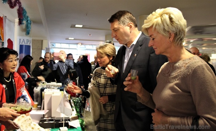 Jau 22. reizi Rīgā norisinājies tradicionālais ārzemju vēstniecību labdarības Ziemassvētku tirgus, kurā piedalījušās vairāk kā 30 ārvalstu vēstniecība 241523