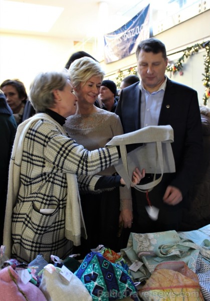 Jau 22. reizi Rīgā norisinājies tradicionālais ārzemju vēstniecību labdarības Ziemassvētku tirgus, kurā piedalījušās vairāk kā 30 ārvalstu vēstniecība Jau 22. reizi Rīgā norisinājies tradicionālais ārzemju vēstniecību labdarības Ziemassvētku tirgus, kurā piedalījušās vairāk kā 30 ārvalstu vēstniecība 241528