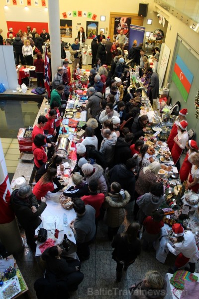 Jau 22. reizi Rīgā norisinājies tradicionālais ārzemju vēstniecību labdarības Ziemassvētku tirgus, kurā piedalījušās vairāk kā 30 ārvalstu vēstniecība 241533