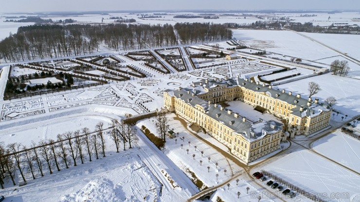 Ziemas laikā Rundāles pilī iespējams izbaudīt intīmu, noslēpumaini valdzinošu gaisotni, īpaši stundās, kad ekspozīciju telpās iemirdzas trauslās un el