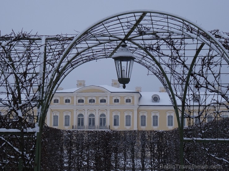 Ziemas laikā Rundāles pilī iespējams izbaudīt intīmu, noslēpumaini valdzinošu gaisotni, īpaši stundās, kad ekspozīciju telpās iemirdzas trauslās un el 241628