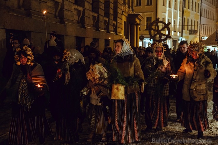 Vecrīgā un Ziemassvētku tirdziņā Doma laukumā noritēja latviska saulgriežu svinēšana ar dziesmām, bluķa vilkšanu un jautrām izdarībām 242006