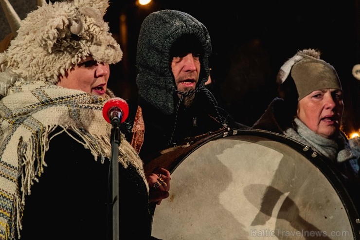 Vecrīgā un Ziemassvētku tirdziņā Doma laukumā noritēja latviska saulgriežu svinēšana ar dziesmām, bluķa vilkšanu un jautrām izdarībām 242018