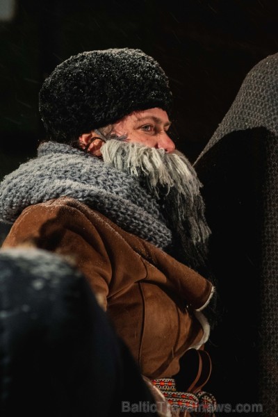Vecrīgā un Ziemassvētku tirdziņā Doma laukumā noritēja latviska saulgriežu svinēšana ar dziesmām, bluķa vilkšanu un jautrām izdarībām Vecrīgā un Ziemassvētku tirdziņā Doma laukumā noritēja latviska saulgriežu svinēšana ar dziesmām, bluķa vilkšanu un jautrām izdarībām 242020