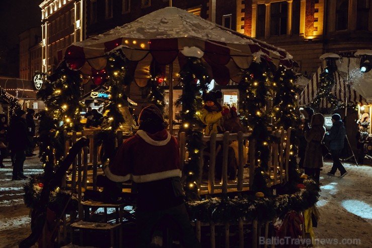 Vecrīgā un Ziemassvētku tirdziņā Doma laukumā noritēja latviska saulgriežu svinēšana ar dziesmām, bluķa vilkšanu un jautrām izdarībām Vecrīgā un Ziemassvētku tirdziņā Doma laukumā noritēja latviska saulgriežu svinēšana ar dziesmām, bluķa vilkšanu un jautrām izdarībām 242038