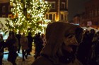 Vecrīgā un Ziemassvētku tirdziņā Doma laukumā noritēja latviska saulgriežu svinēšana ar dziesmām, bluķa vilkšanu un jautrām izdarībām 23