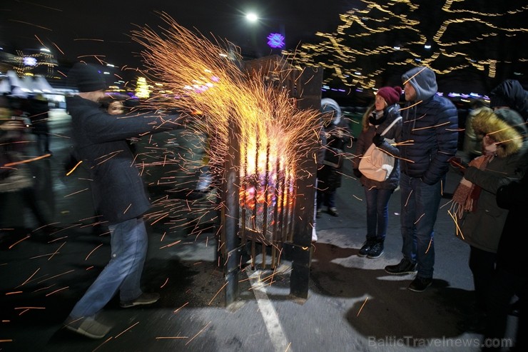 Rīgā par iedzīvotāju iecienītu tradīciju ir kļuvusi Jaunā gada sagaidīšana 11. novembra krastmalā. Šoreiz gadu mijas pasākumi krastmalā pulcēja apmēra Rīgā par iedzīvotāju iecienītu tradīciju ir kļuvusi Jaunā gada sagaidīšana 11. novembra krastmalā. Šoreiz gadu mijas pasākumi krastmalā pulcēja apmēra 242220