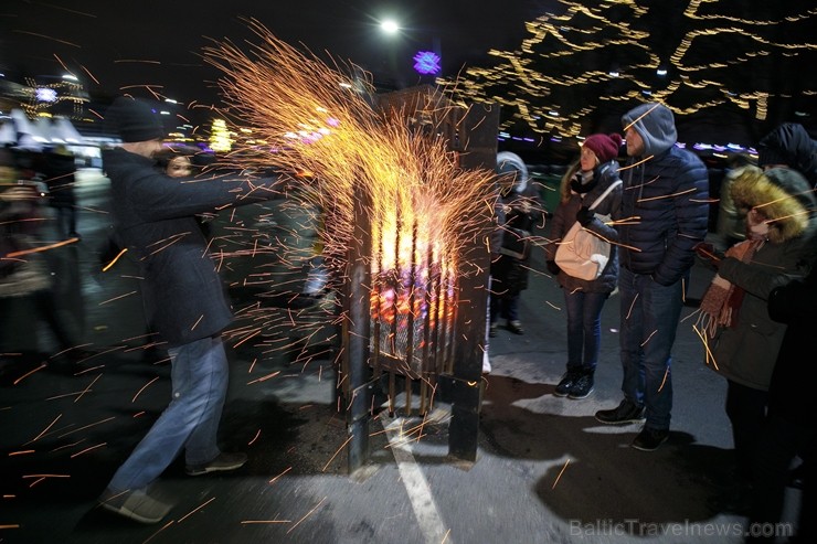 Rīgā par iedzīvotāju iecienītu tradīciju ir kļuvusi Jaunā gada sagaidīšana 11. novembra krastmalā. Šoreiz gadu mijas pasākumi krastmalā pulcēja apmēra 242220