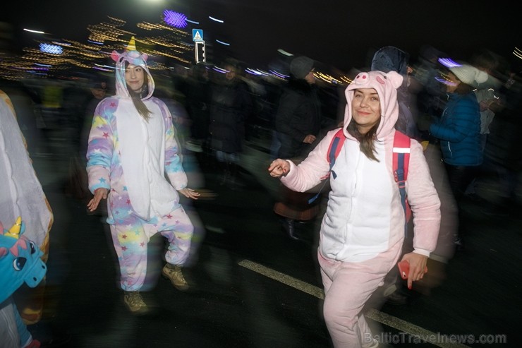 Rīgā par iedzīvotāju iecienītu tradīciju ir kļuvusi Jaunā gada sagaidīšana 11. novembra krastmalā. Šoreiz gadu mijas pasākumi krastmalā pulcēja apmēra Rīgā par iedzīvotāju iecienītu tradīciju ir kļuvusi Jaunā gada sagaidīšana 11. novembra krastmalā. Šoreiz gadu mijas pasākumi krastmalā pulcēja apmēra 242221