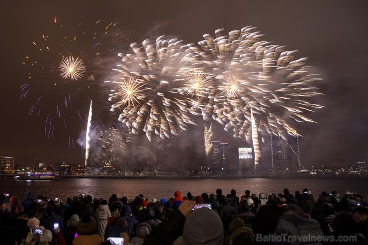 Rīgā par iedzīvotāju iecienītu tradīciju ir kļuvusi Jaunā gada sagaidīšana 11. novembra krastmalā. Šoreiz gadu mijas pasākumi krastmalā pulcēja apmēra 242228
