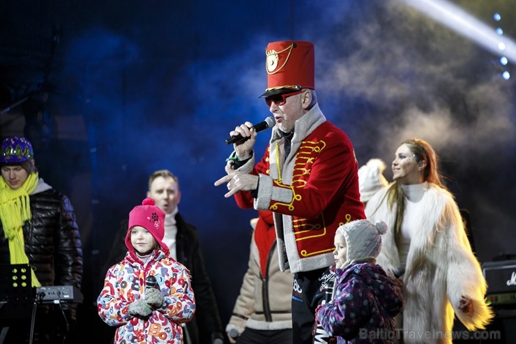Rīgā par iedzīvotāju iecienītu tradīciju ir kļuvusi Jaunā gada sagaidīšana 11. novembra krastmalā. Šoreiz gadu mijas pasākumi krastmalā pulcēja apmēra