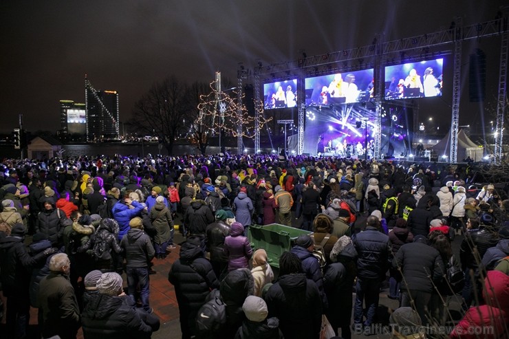 Rīgā par iedzīvotāju iecienītu tradīciju ir kļuvusi Jaunā gada sagaidīšana 11. novembra krastmalā. Šoreiz gadu mijas pasākumi krastmalā pulcēja apmēra