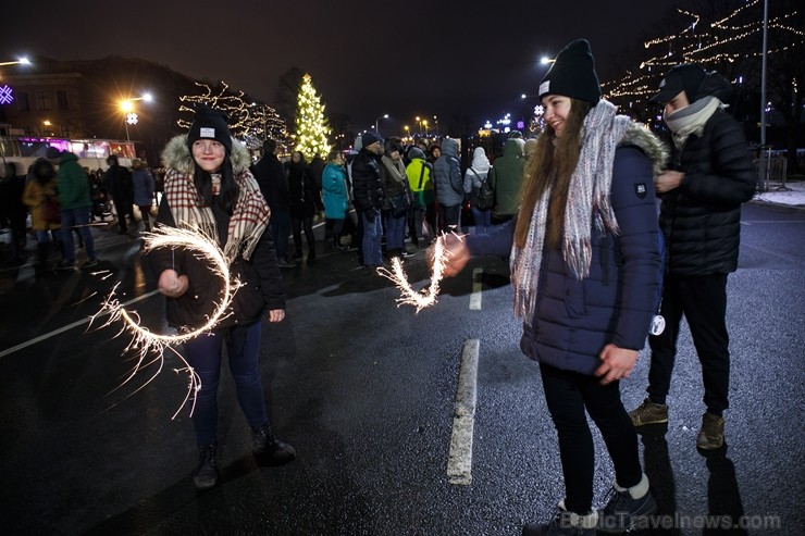 Rīgā par iedzīvotāju iecienītu tradīciju ir kļuvusi Jaunā gada sagaidīšana 11. novembra krastmalā. Šoreiz gadu mijas pasākumi krastmalā pulcēja apmēra