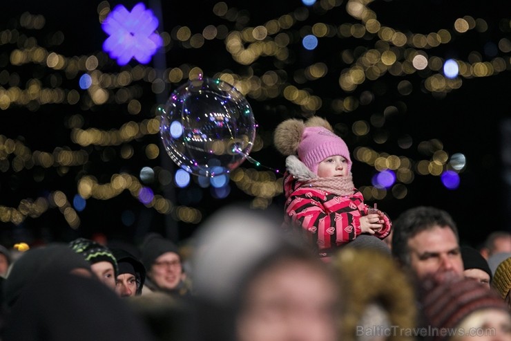 Rīgā par iedzīvotāju iecienītu tradīciju ir kļuvusi Jaunā gada sagaidīšana 11. novembra krastmalā. Šoreiz gadu mijas pasākumi krastmalā pulcēja apmēra
