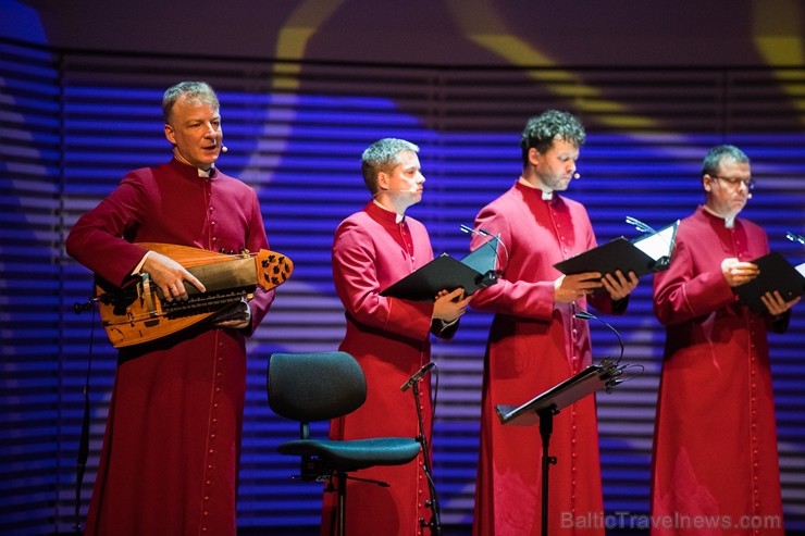 Koncertā skanēja viduslaiku dziedājumi, kurus savulaik klosteros dziedāja mūki, un improvizācijas sitaminstrumentiem, kopā veidojot savdabīgu, mūsdien