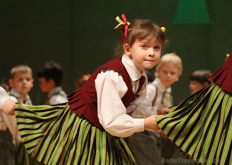 Ogres bērnu un jauniešu tautas deju studija «Pīlādzītis» atzīmē 30 gadu jubileju 243051