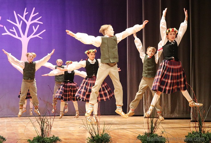 Ogres bērnu un jauniešu tautas deju studija «Pīlādzītis» atzīmē 30 gadu jubileju 243082