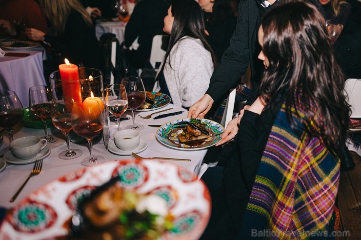 Caur gardiem ēdieniem, dzērieniem, improvizāciju un pārsteigumiem aizvadīts pirmais #VIEDI ziemas pop-up restorāna 