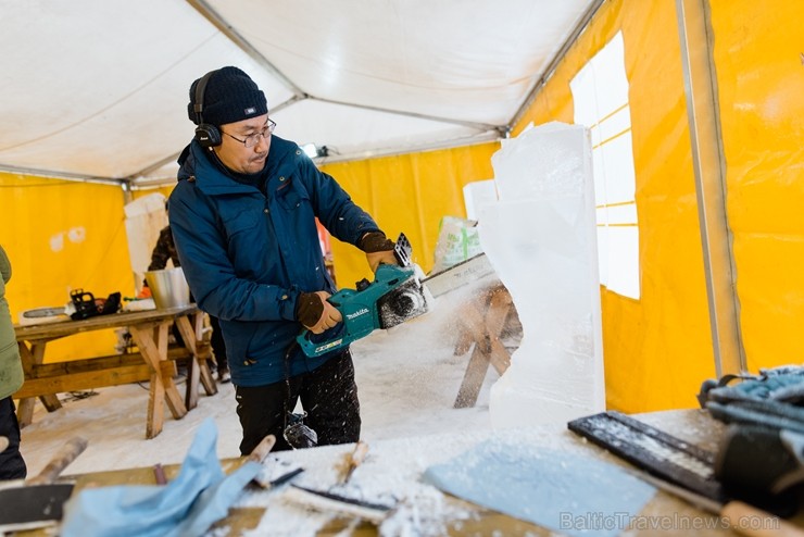 Jelgavā sākas Starptautiskā Ledus skulptūru festivāla konkurss un tēlnieki, katrs no viena 100x50x25 centimetrus liela un 120 kilogramus smaga ledus b