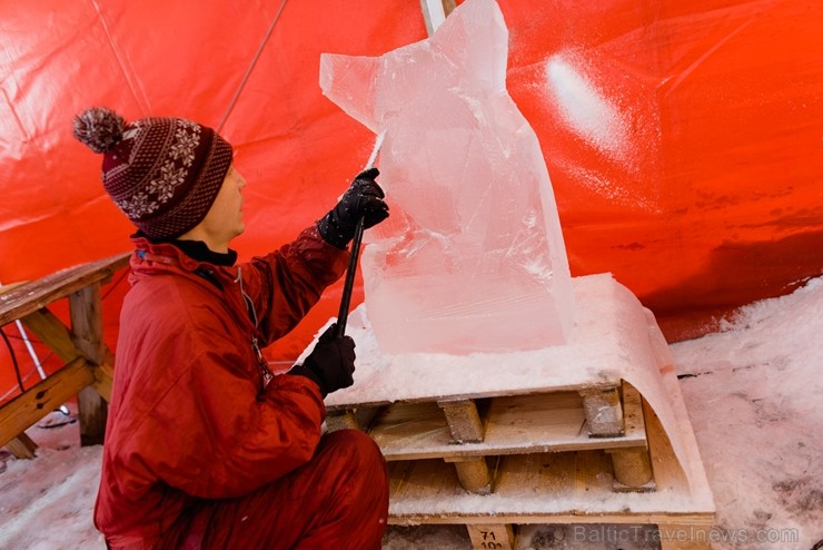 Jelgavā sākas Starptautiskā Ledus skulptūru festivāla konkurss un tēlnieki, katrs no viena 100x50x25 centimetrus liela un 120 kilogramus smaga ledus b 244611