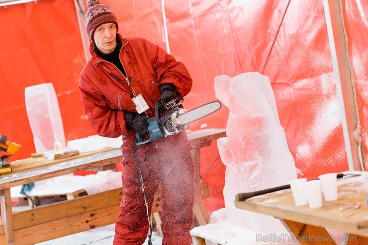 Jelgavā sākas Starptautiskā Ledus skulptūru festivāla konkurss un tēlnieki, katrs no viena 100x50x25 centimetrus liela un 120 kilogramus smaga ledus b