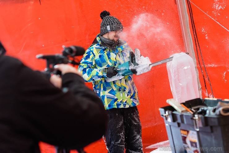 Jelgavā sākas Starptautiskā Ledus skulptūru festivāla konkurss un tēlnieki, katrs no viena 100x50x25 centimetrus liela un 120 kilogramus smaga ledus b 244613