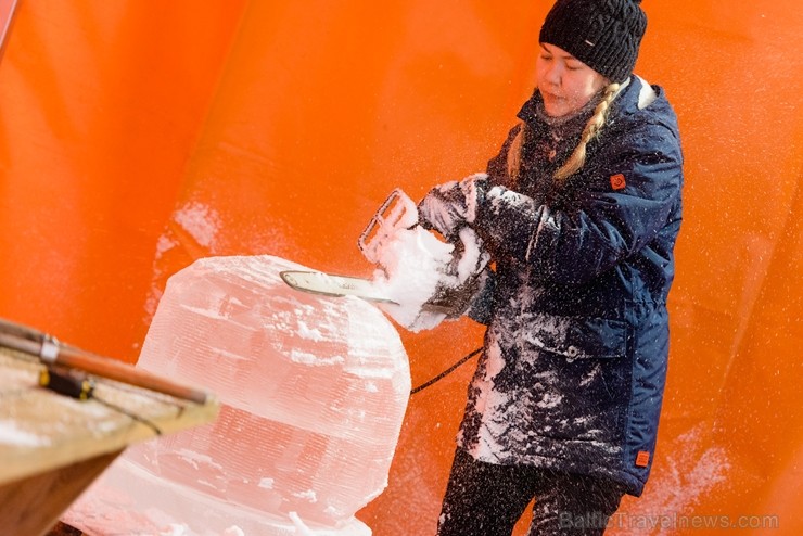 Jelgavā sākas Starptautiskā Ledus skulptūru festivāla konkurss un tēlnieki, katrs no viena 100x50x25 centimetrus liela un 120 kilogramus smaga ledus b