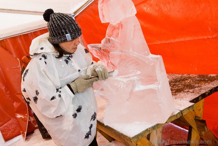 Jelgavā sākas Starptautiskā Ledus skulptūru festivāla konkurss un tēlnieki, katrs no viena 100x50x25 centimetrus liela un 120 kilogramus smaga ledus b