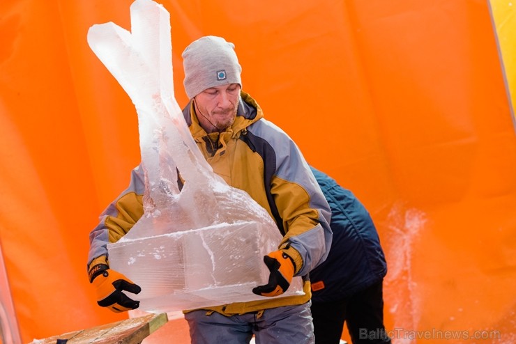 Jelgavā sākas Starptautiskā Ledus skulptūru festivāla konkurss un tēlnieki, katrs no viena 100x50x25 centimetrus liela un 120 kilogramus smaga ledus b 244621