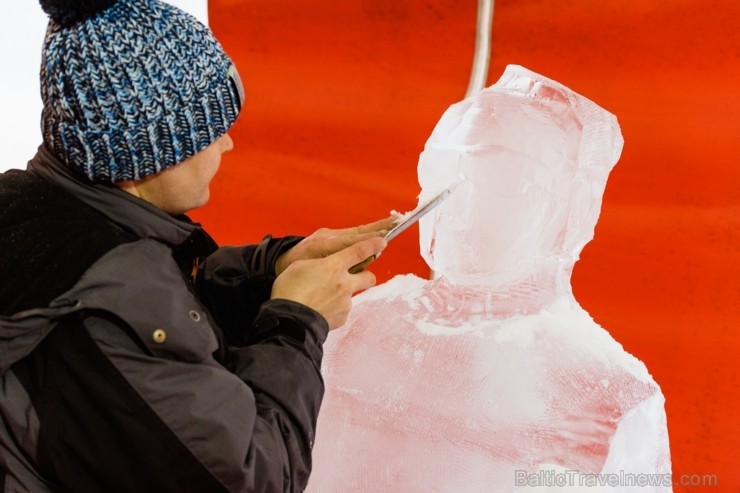 Jelgavā sākas Starptautiskā Ledus skulptūru festivāla konkurss un tēlnieki, katrs no viena 100x50x25 centimetrus liela un 120 kilogramus smaga ledus b