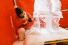 Jelgavā sākas Starptautiskā Ledus skulptūru festivāla konkurss un tēlnieki, katrs no viena 100x50x25 centimetrus liela un 120 kilogramus smaga ledus b 10