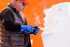 Jelgavā sākas Starptautiskā Ledus skulptūru festivāla konkurss un tēlnieki, katrs no viena 100x50x25 centimetrus liela un 120 kilogramus smaga ledus b 12