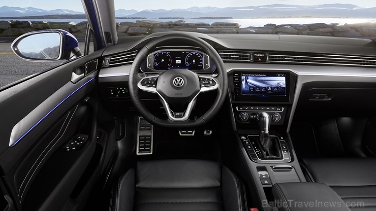 «Volkswagen» iepazīstina ar atjaunoto astotās sērijas Passat modeli, kurš kļūs par pirmo «Volkswagen» modeli, kuram būs pieejama daļēji automatizēta b