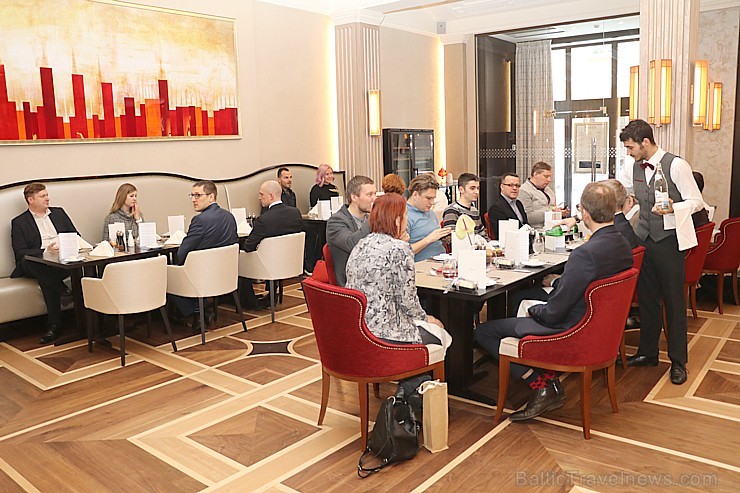 Viesnīcā «Grand Hotel Kempinski Riga»  pie pusdienu galda prezentējas uzņēmums «Moller Baltic Import» 245591