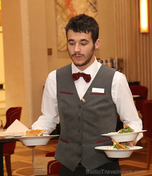 Viesnīcā «Grand Hotel Kempinski Riga»  pie pusdienu galda prezentējas uzņēmums «Moller Baltic Import» 245596