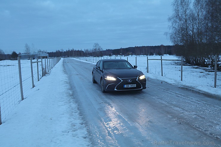 Travelnews.lv apceļo Pierīgu ar jauno priekšpiedziņas «Lexus ES 300h Luxury»