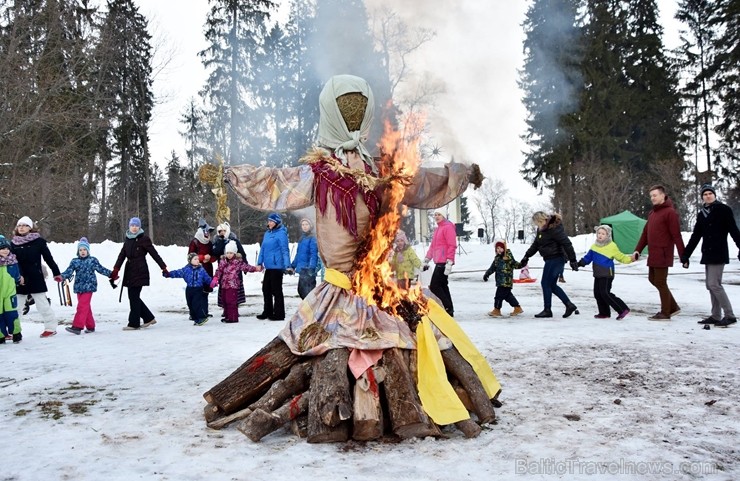 Kopā ar folkloristiem un latvisko tradīciju zinātājiem Alūksnē svinēja Meteņdienu, ejot rotaļās, lieloties, ēdot cūkas šņukuru, vizinoties no kalna un