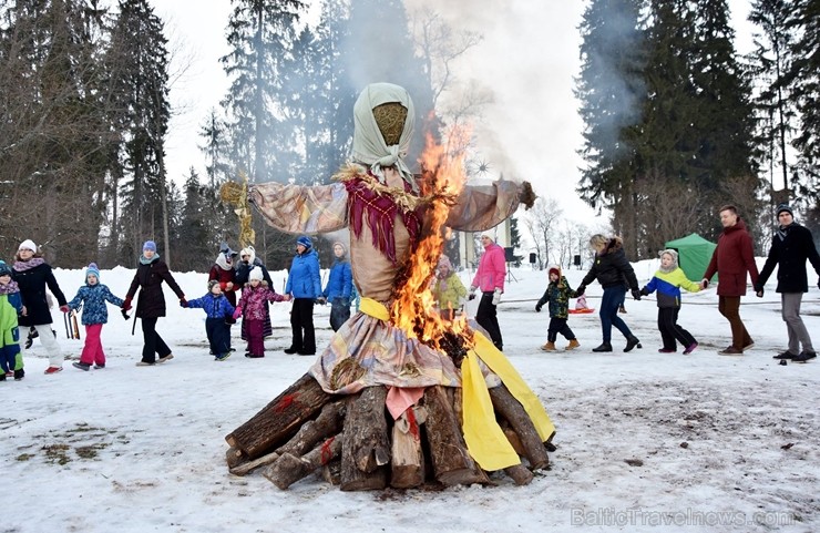 Kopā ar folkloristiem un latvisko tradīciju zinātājiem Alūksnē svinēja Meteņdienu, ejot rotaļās, lieloties, ēdot cūkas šņukuru, vizinoties no kalna un Kopā ar folkloristiem un latvisko tradīciju zinātājiem Alūksnē svinēja Meteņdienu, ejot rotaļās, lieloties, ēdot cūkas šņukuru, vizinoties no kalna un 245960