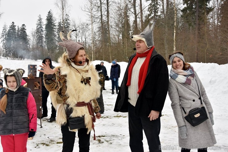 Kopā ar folkloristiem un latvisko tradīciju zinātājiem Alūksnē svinēja Meteņdienu, ejot rotaļās, lieloties, ēdot cūkas šņukuru, vizinoties no kalna un