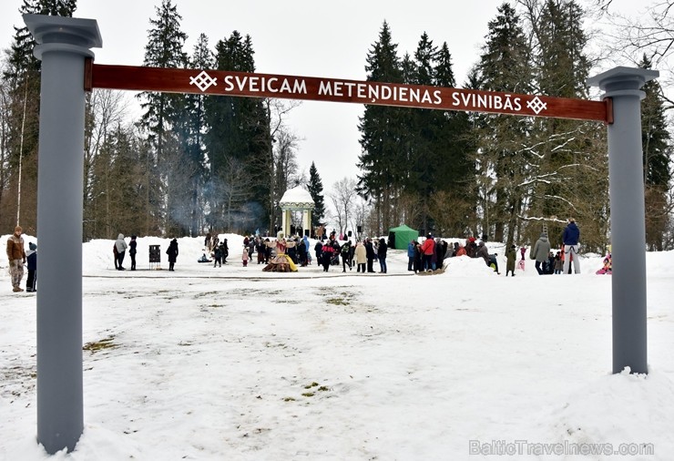 Kopā ar folkloristiem un latvisko tradīciju zinātājiem Alūksnē svinēja Meteņdienu, ejot rotaļās, lieloties, ēdot cūkas šņukuru, vizinoties no kalna un