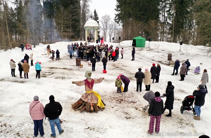 Kopā ar folkloristiem un latvisko tradīciju zinātājiem Alūksnē svinēja Meteņdienu, ejot rotaļās, lieloties, ēdot cūkas šņukuru, vizinoties no kalna un