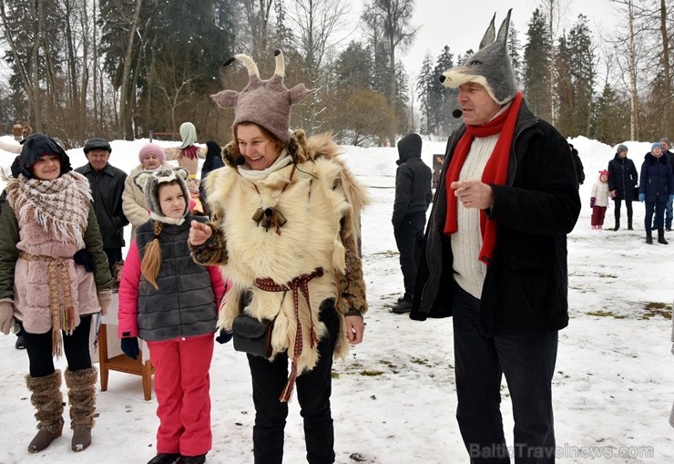 Kopā ar folkloristiem un latvisko tradīciju zinātājiem Alūksnē svinēja Meteņdienu, ejot rotaļās, lieloties, ēdot cūkas šņukuru, vizinoties no kalna un