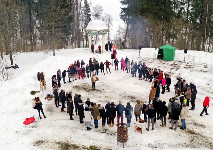 Kopā ar folkloristiem un latvisko tradīciju zinātājiem Alūksnē svinēja Meteņdienu, ejot rotaļās, lieloties, ēdot cūkas šņukuru, vizinoties no kalna un